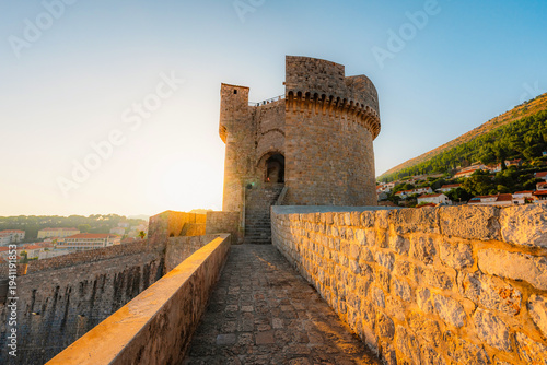 Canvastavla panorama of Dubrovnik's historic fortifications and old port at dusk, sunlight o