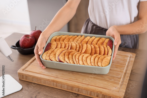 Young woman with apple pie ...