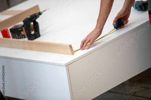 Menuisier expérimenté, habile et compétent, prenant des mesures pour créer des meubles. Concept de menuiserie et de fabrication de meubles à faire soi-même. Gros plan.