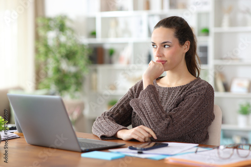 Foto Self employed thinking working at home