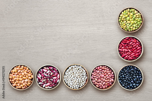 Foto variety of beans on wooden background