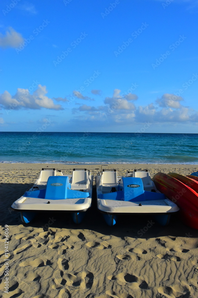 Obraz premium Varadero, Cuba; 04.07.2023. Beautiful, colourful sunset on the beach in Varadero, Cuba! Cote d'Azur of the Atlantic Ocean, next to the Caribbean Sea. Cuba wild palm beach background. Nature blue sea l