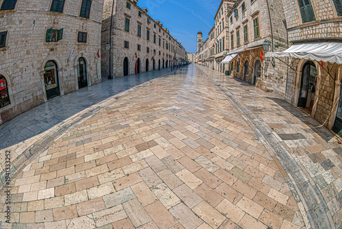 Canvastavla DUBROVNIK, CROATIA - AUGUST 17, 2024: Stradun street, the main street limestone-paved pedestrian
