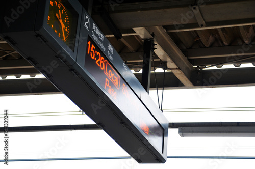 駅のホームにある時計　表示板