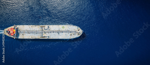 Foto High aerial top view of a crude super oil tanker traveling over the ocean with c