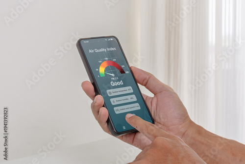 Fotografía A man checking the outdoor air quality index using an app on his smartphone