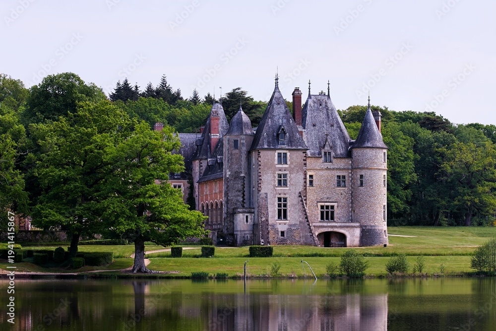 Obraz premium chateau de la verrerie - france. view of chateau de la verrerie and lake - france, loara castle