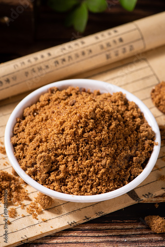 Fotografie brown sugar on table. Raw unrefined cane sugar