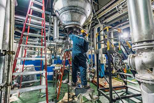 Cuadro en lienzo Male worker inspection weld tank, penetrant tank chemical grease