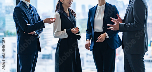 Fotografía オフィスで会話する日本人ビジネスチームのミーティング風景