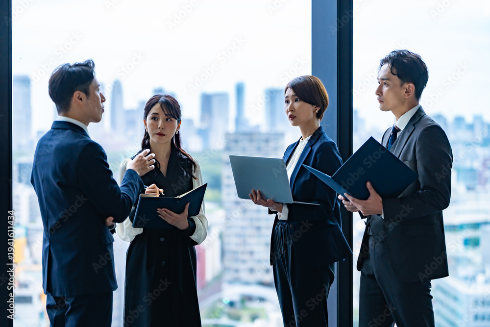 © ponta1414 - オフィスで会話する日本人ビジネスチームのミーティング風景 © ponta1414 - オフィスで会話する日本人ビジネスチームのミーティング風景