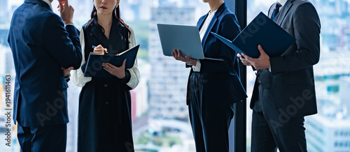 Quadro su tela ビジネスミーティングをする日本人会社員のチームワーク