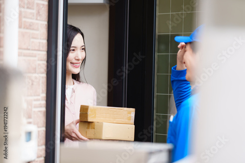 小さい荷物を届ける雲商業の男性