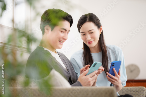 スマホを操作する若い男女