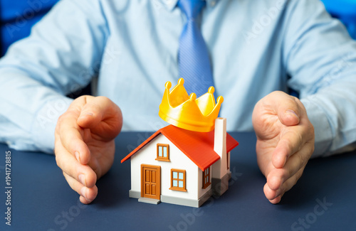 Bilde på lerret A man clasps his hands around a house with a crown on the roof