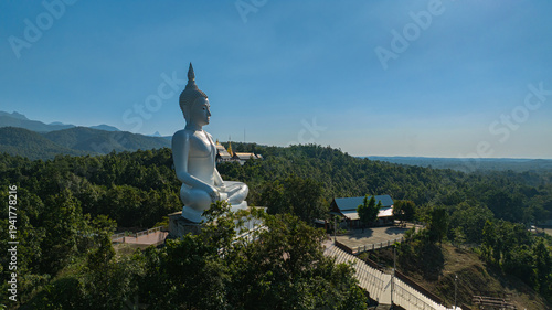 Fotografia Wat Phra That Pu Jae is a historic mountain temple in Rong Kwang District, Phrae, recognized as a national archaeological site