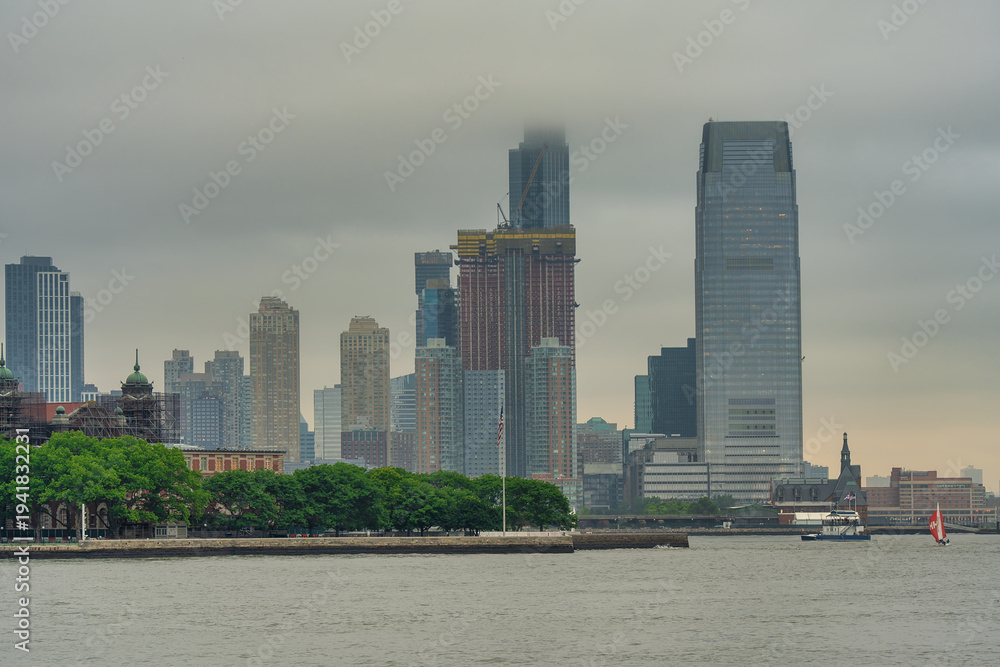 Obraz premium Jersey City buildings and skyline seen from the ferry at evening dusk