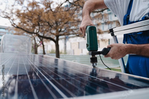 Foto A worker's hands using tools to install a solar panel on the roof of a camper va