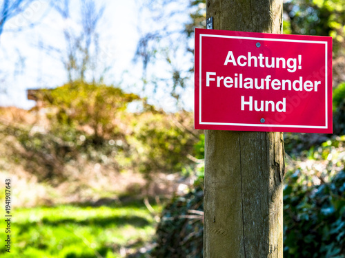 Achtung! Freilaufender Hund