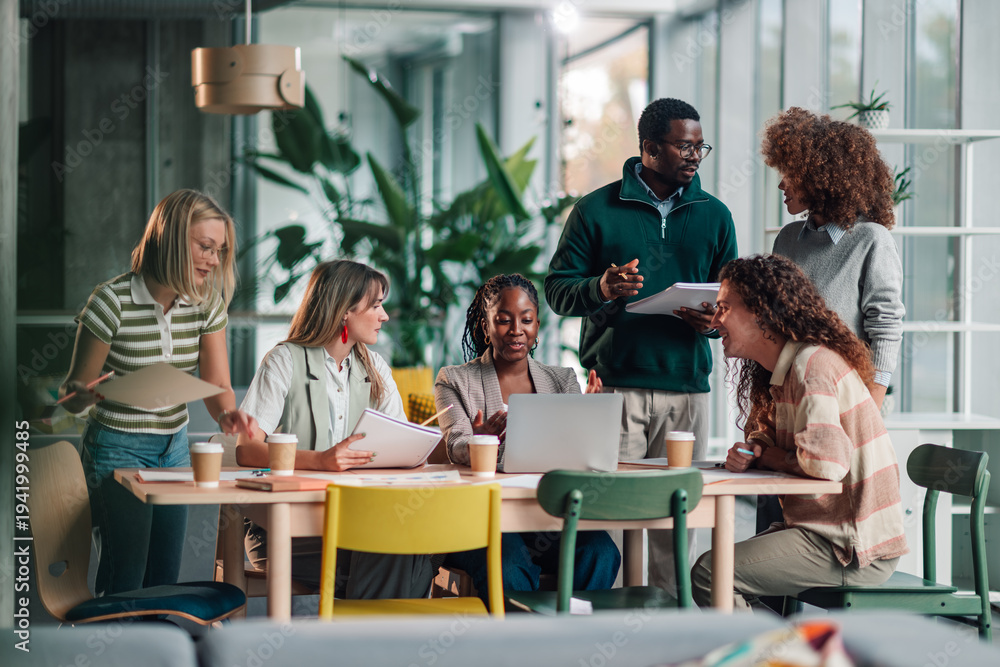 Obraz premium Diverse startup team collaborating during office meeting