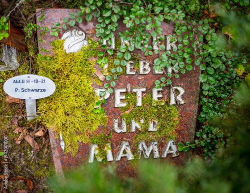 Grabstein: Peter und Mama