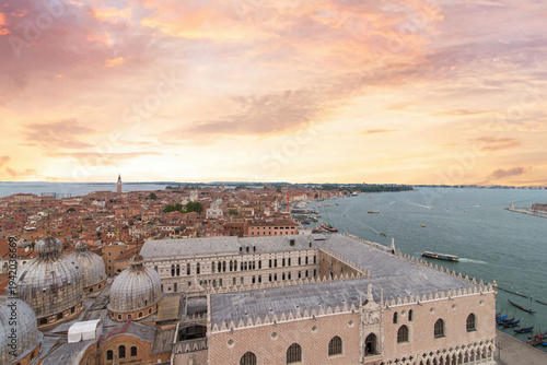 Canvas-taulu Ornate stone Doge Palace and domes of Venice basilica at pink sunset