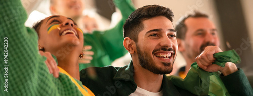 Foto Brazilian young football fans celebrating their team's victory at stadium