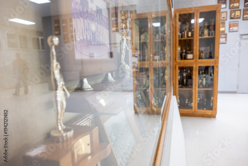 Fotografie Trophies and awards displayed in a school hallway showcasing student achievement