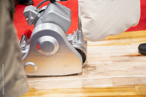 Foto Industrial flooring machine polishing a wooden surface in a practical demo setti