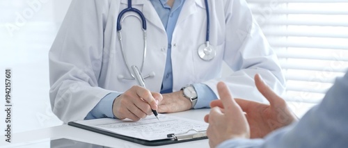 Foto Female medical professional filling prescription, advising patient on health issues during clinical consultation