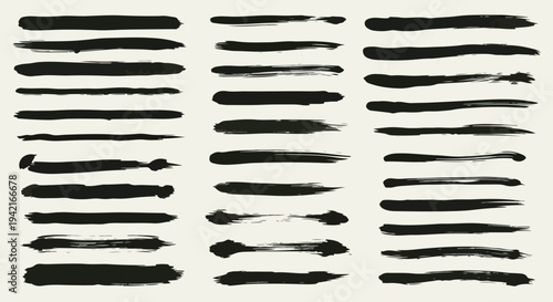 흰 배경에 거친 질감과 다양한 두께를 가진 검은색 붓 자국과 선들이 추상적인 디자인 요소를 이룹니다.