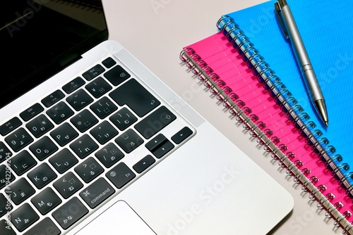 教育イメージ　筆記用具とパソコン