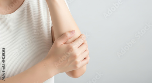 Wallpaper Mural 肘の痛み：関節痛や炎症で肘を押さえる日本人女性 Torontodigital.ca