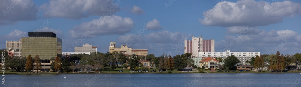Obraz premium The historic skyline rises above Lake Morton in Lakeland, Florida, USA.