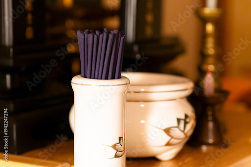 仏壇に配置されたお線香