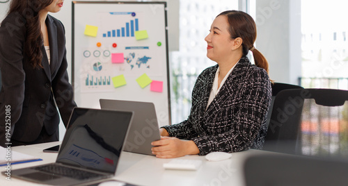 Konstfotografi Women in business actively collaborating in a session discussing strategic marketing elements, showcasing the significance of teamwork and visual data analysis in the workplace