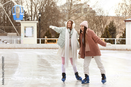Female friends at skating r...