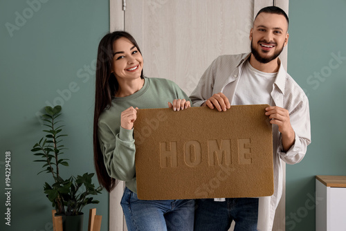 Young couple with doormat i...
