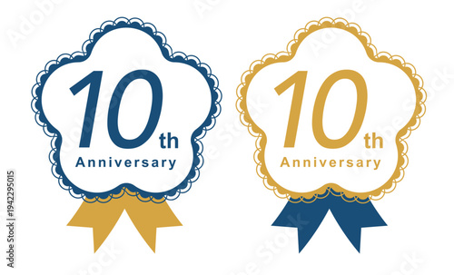 10周年を祝うアニバーサリーロゴ・エンブレムセット。青とゴールドの梅の花のような五角形の波型フレームとリボンのデザイン。企業の創立記念、店舗の10周年セール、イベント、お祝いのメッセージカードや販促ツールに最適なベクターイラスト素材。