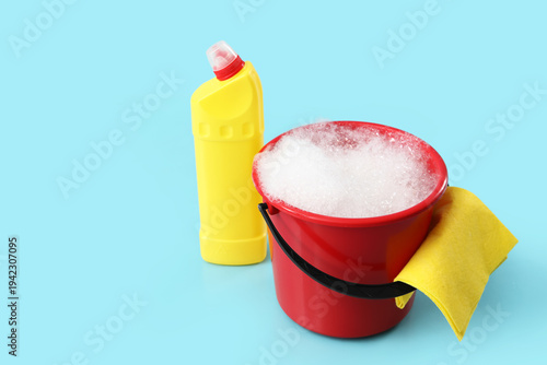 Plastic bucket with foam, r...