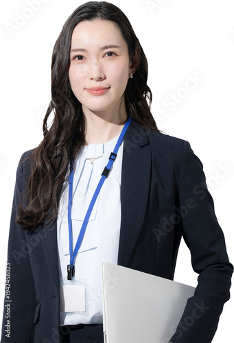 パソコンを持つ名札をするビジネススーツを着たカッコイイ女性　未来や目標を見上げるイメージ　背景透明の切り抜き　カメラ目線