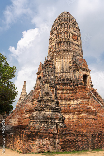 Foto Ancient Khmer Prang Tower at Wat Chaiwatthanaram Temple, Ayutthaya, Thailand