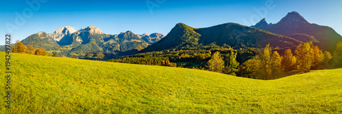 Berchtesgadener Alpen mit Watzmann an einem sonnigen Tag im Herbst - Panorama