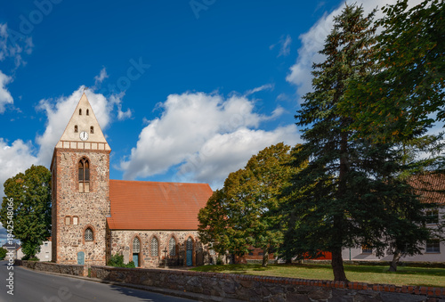 Auf dem von einer Feldsteinmauer umschlossenen Dorfanger steht die denkmalgeschütze Dorfkirche Schlalach (Ansicht von Süden)