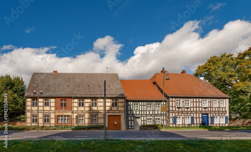 Denkmalgeschützte historische Fachwerkhäuser in der Großstraße von Treuenbrietzen - die Häuser liegen an der 