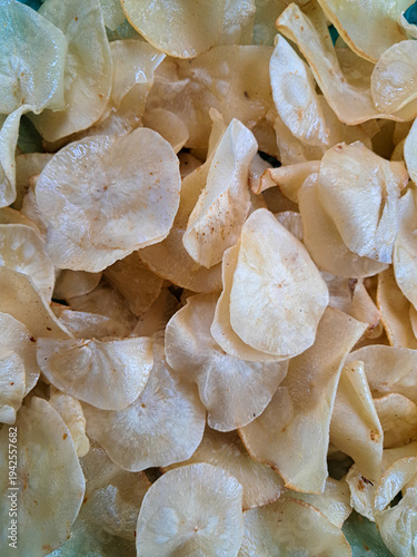 Foto Close Up Cassava Chips Texture Background – Crispy Indonesian Snack