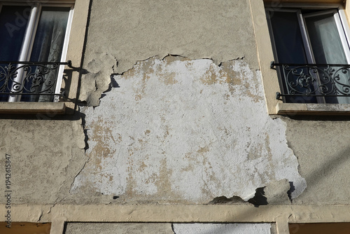 Façade d'une maison avec dégradation de la peinture en raison d'une infiltration