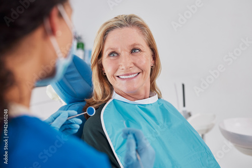 Quadro su tela Smiling senior woman looking at dentist