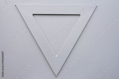 triangle en métal en relief soudé sur de l'acier