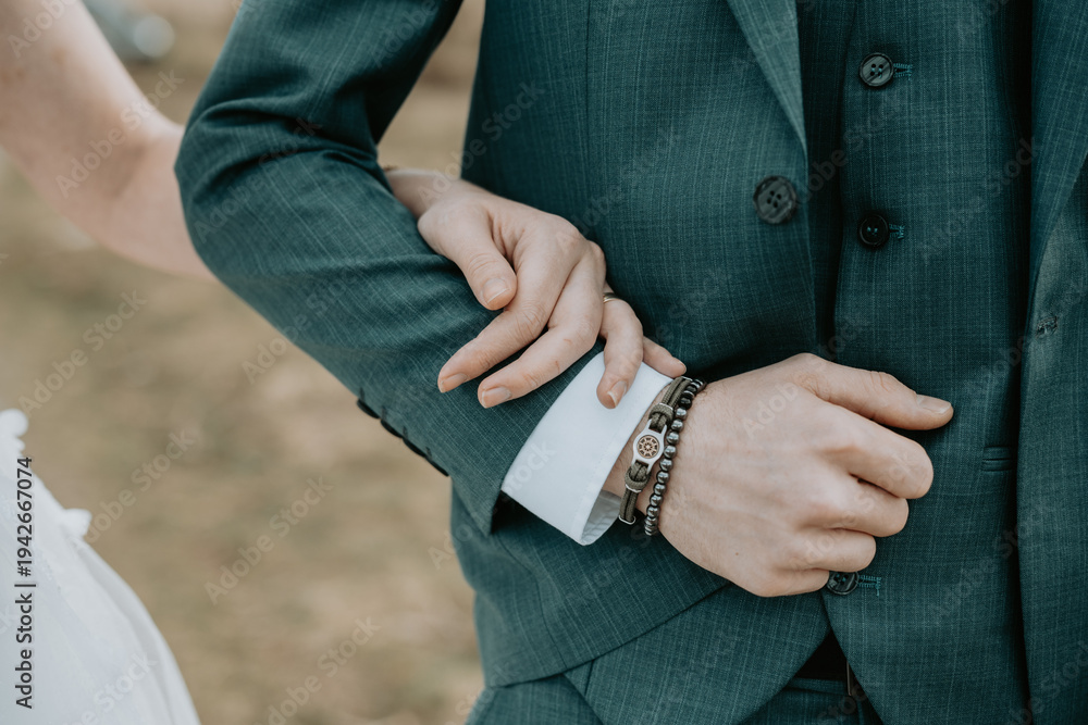 Obraz premium Mariée tenant le bras du marié lors d'un moment de mariage